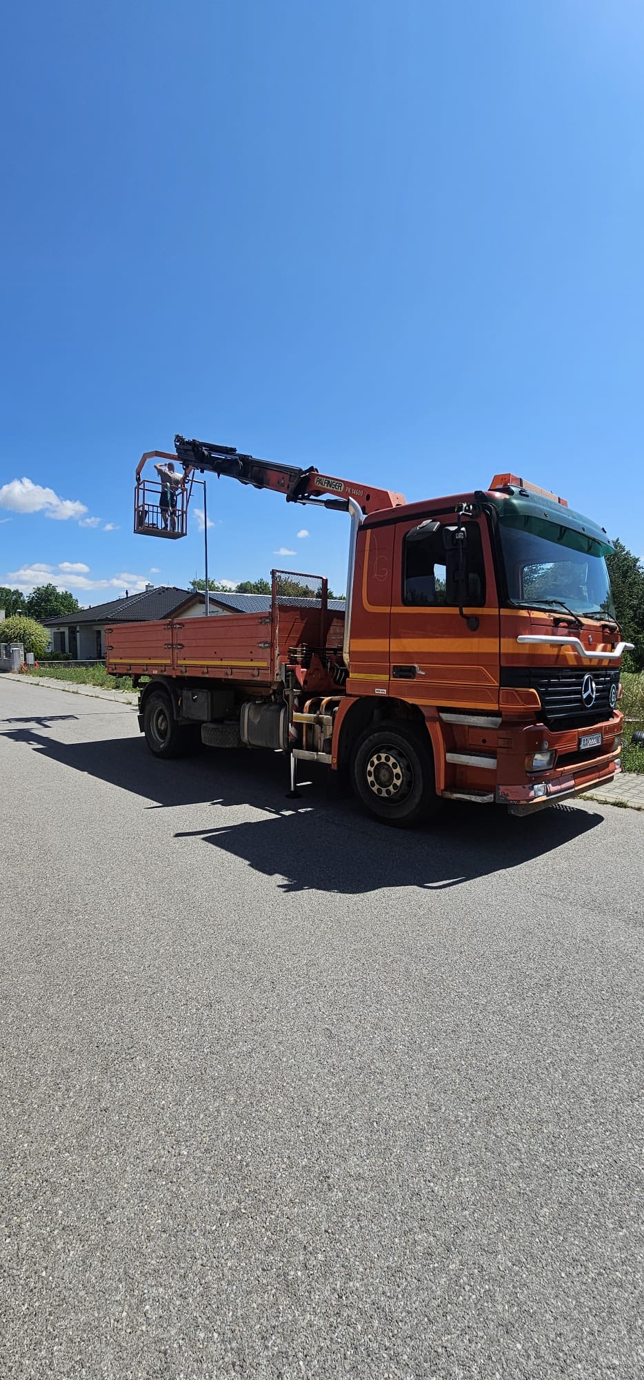 elektroinštalácie, výškové práce, autodoprava a prenájom plošín v Trenčíne a okolí